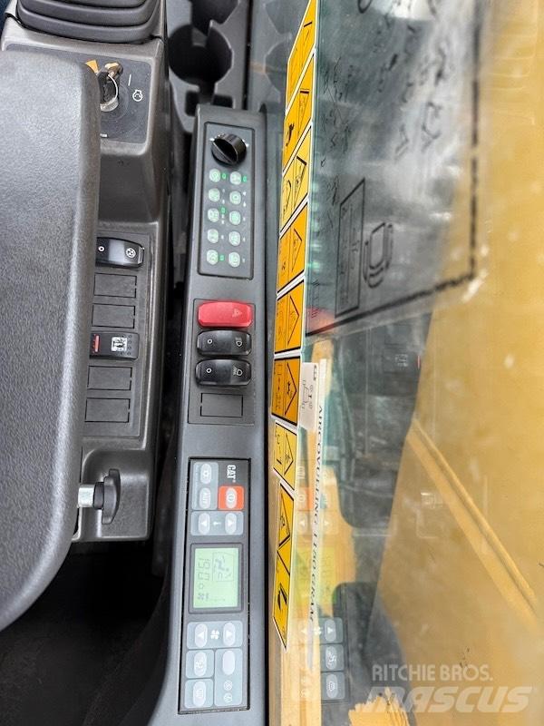 CAT MH 3022 Stroje pro manipulaci s odpadem