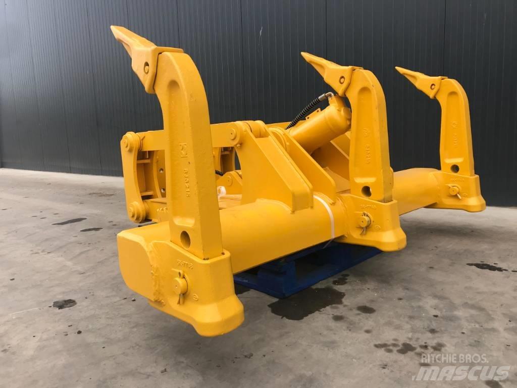 Komatsu D65 Půdní rozrušovače