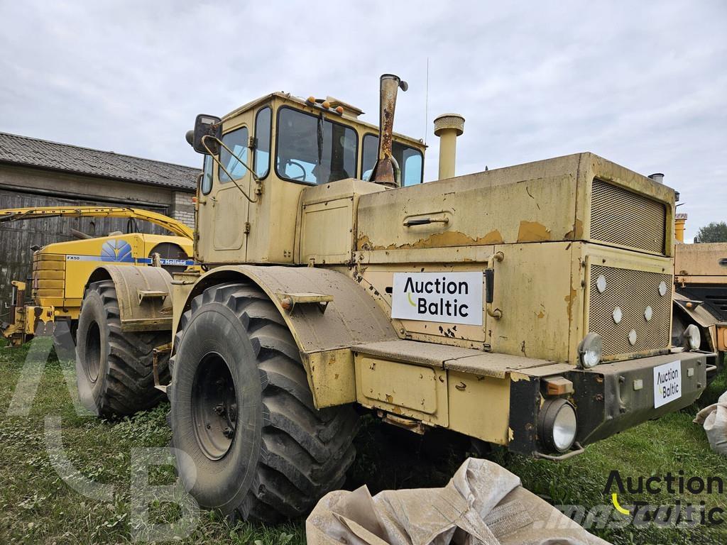  Kirovec K-701 Traktory