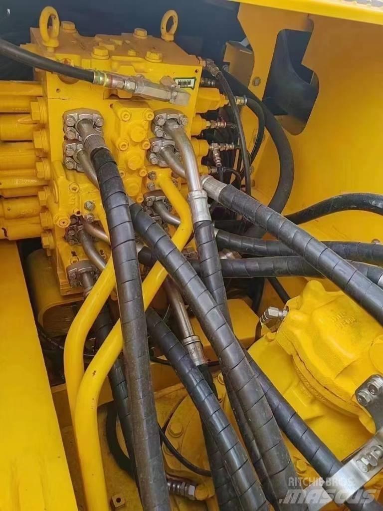 Komatsu 240LC-8 Pásová rýpadla