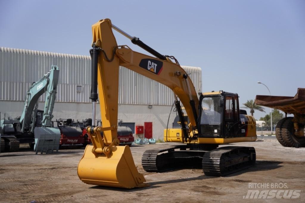CAT 323D3 Kolová rýpadla