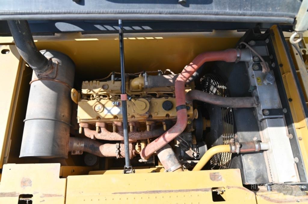 CAT 323D3 Kolová rýpadla