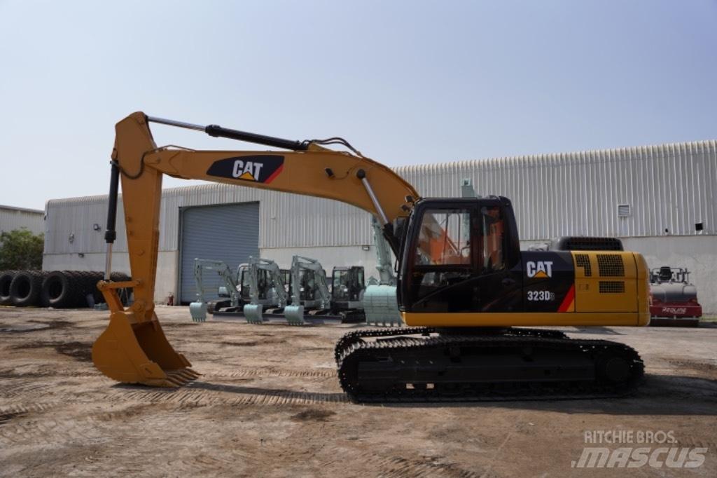 CAT 323D3 Kolová rýpadla