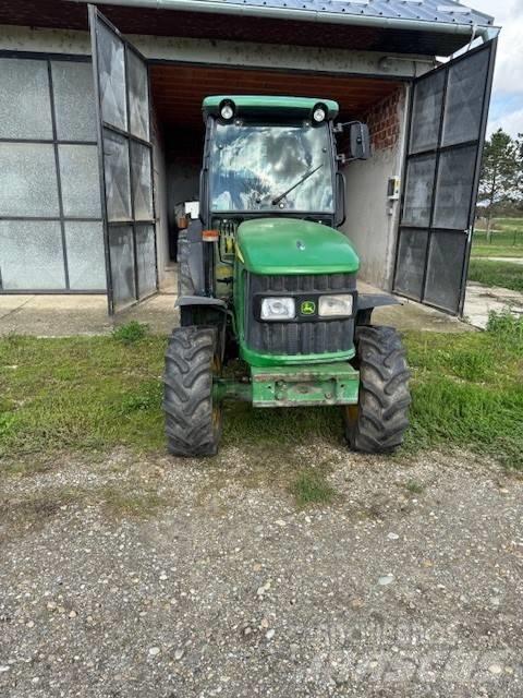 John Deere 5515 F Traktory