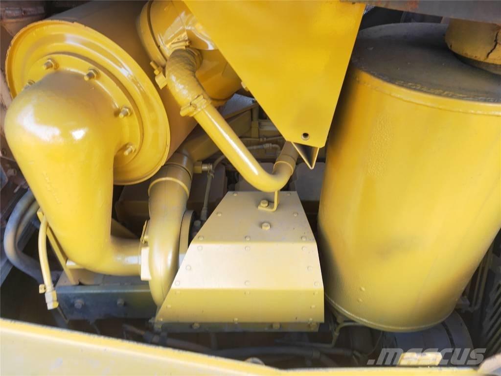 Komatsu D155AX-5 Pásové dozery