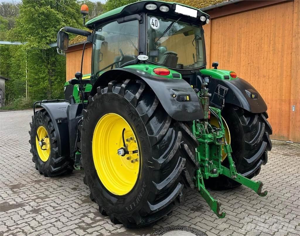 John Deere 6210R Traktory