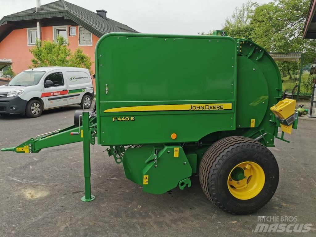 John Deere F440E Lis na válcové balíky