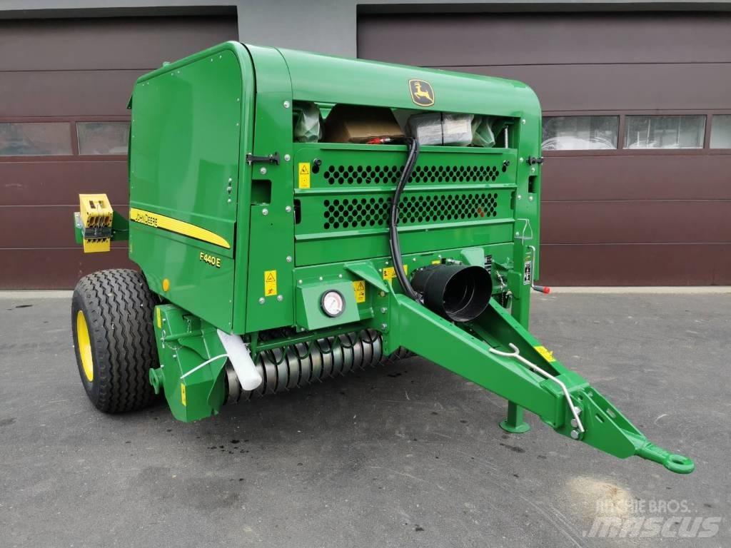 John Deere F440E Lis na válcové balíky