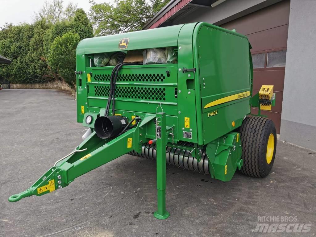 John Deere F440E Lis na válcové balíky