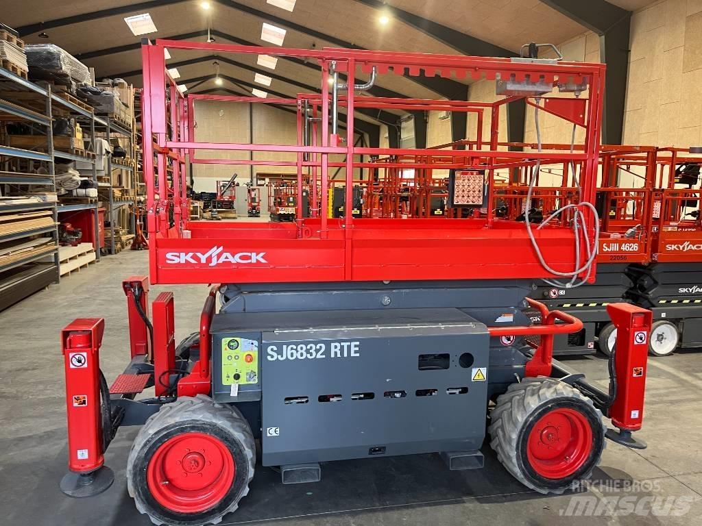 SkyJack SJ 6832 RTE Nůžková zvedací plošina