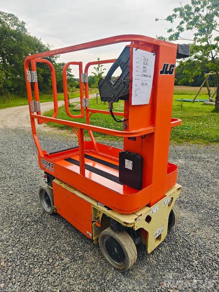 JLG 1230 ES Vertikální sloupové výtahy