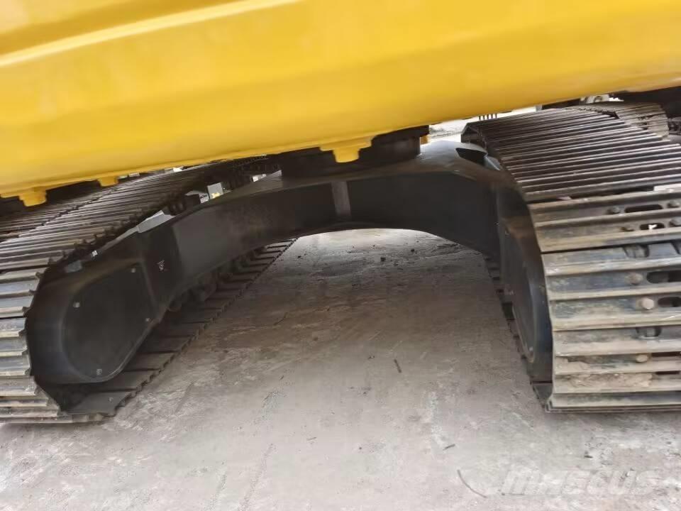 Komatsu PC 200 Pásová rýpadla