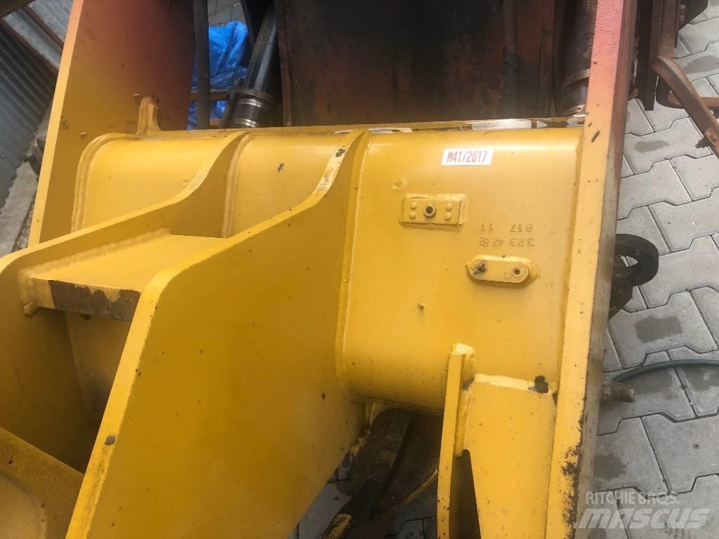 CAT 906 ramiona Podvozky a zavěšení kol