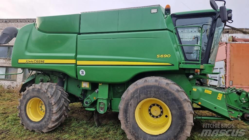 John Deere S 690 Sklízecí mlátičky