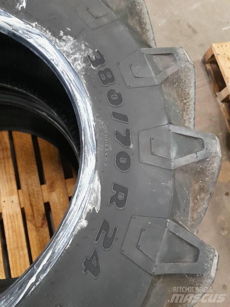 Trelleborg TM700 Pneumatiky, kola a ráfky