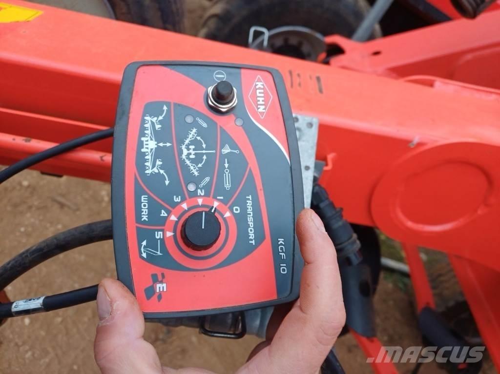 Kuhn GF 13012 Obraceče a shrabovače sena