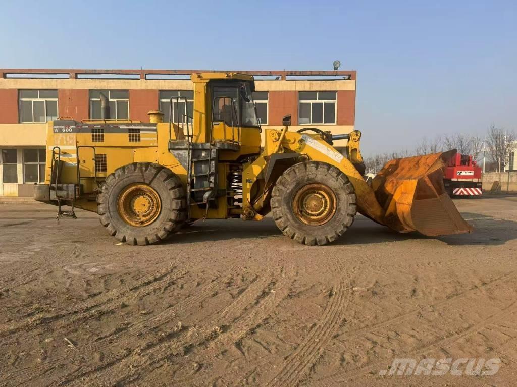 Komatsu WA 600-3 Kolové nakladače