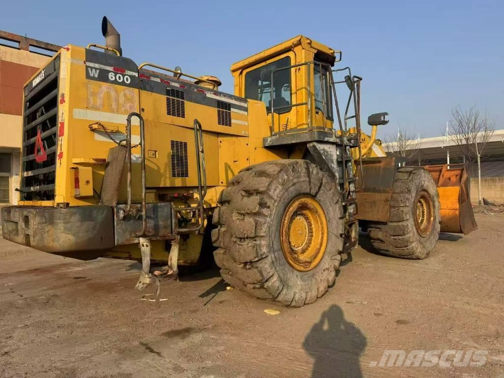 Komatsu WA 600-3 Kolové nakladače