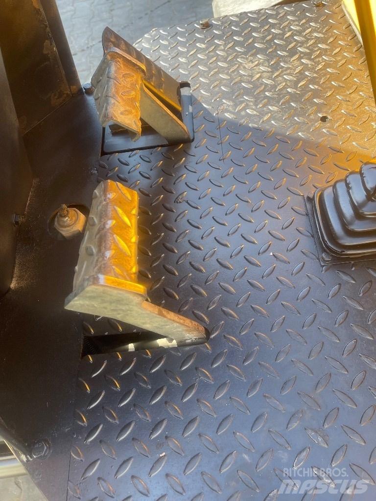 JCB TA 3 S Kloubové dempry
