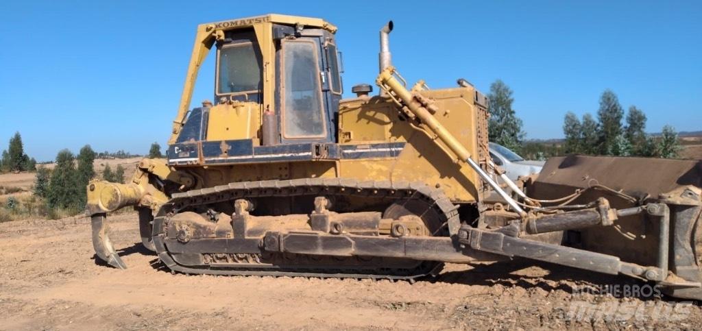 Komatsu D 85 E-21 Pásové dozery