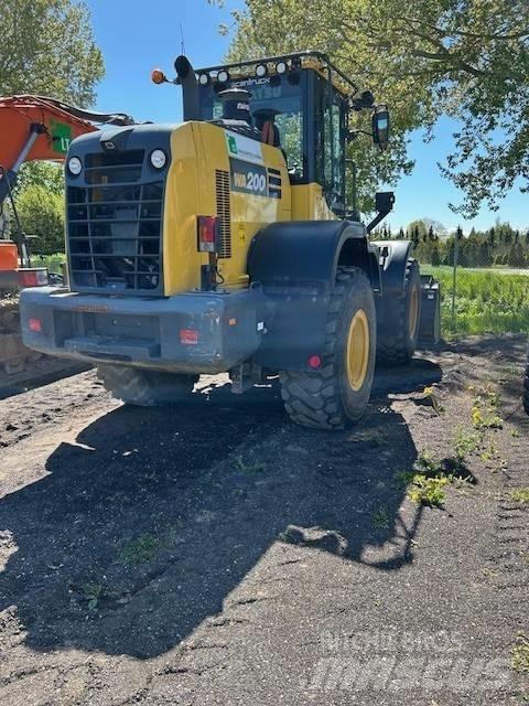 Komatsu WA200-8 Kolové nakladače