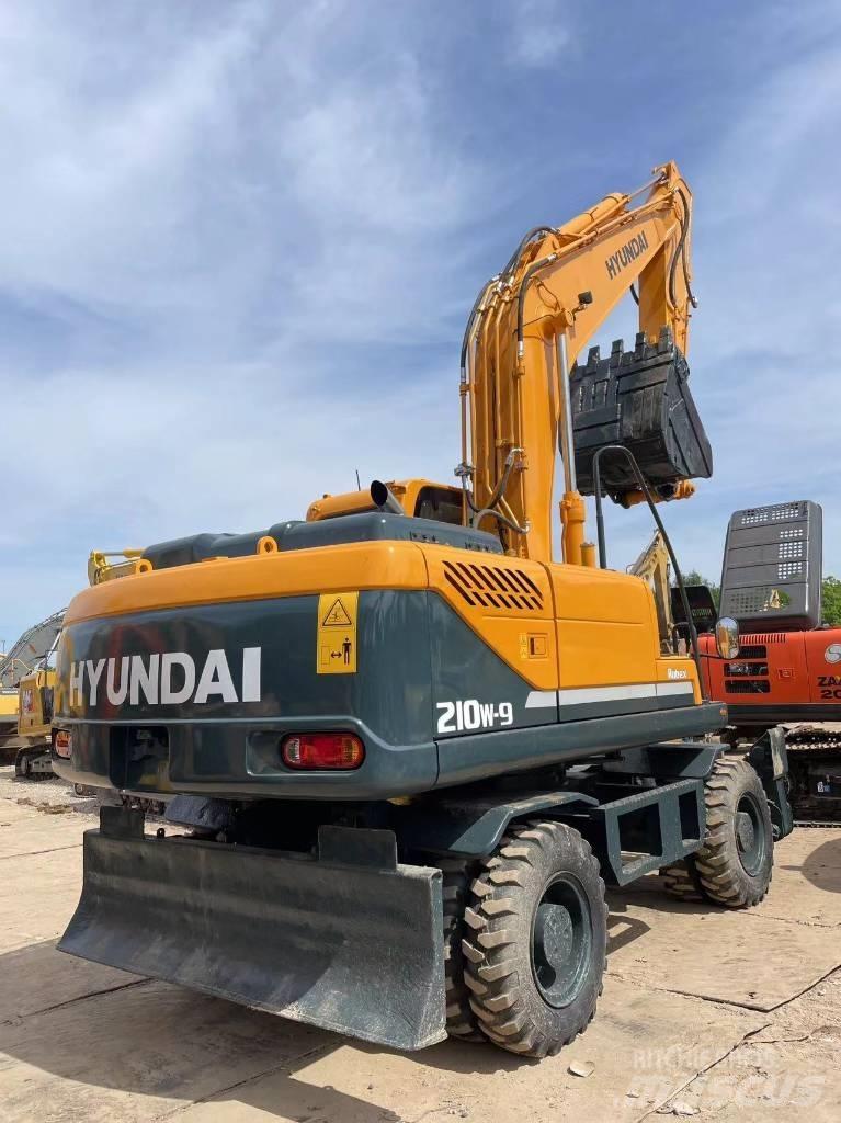 Hyundai R210W-9 Kolová rýpadla