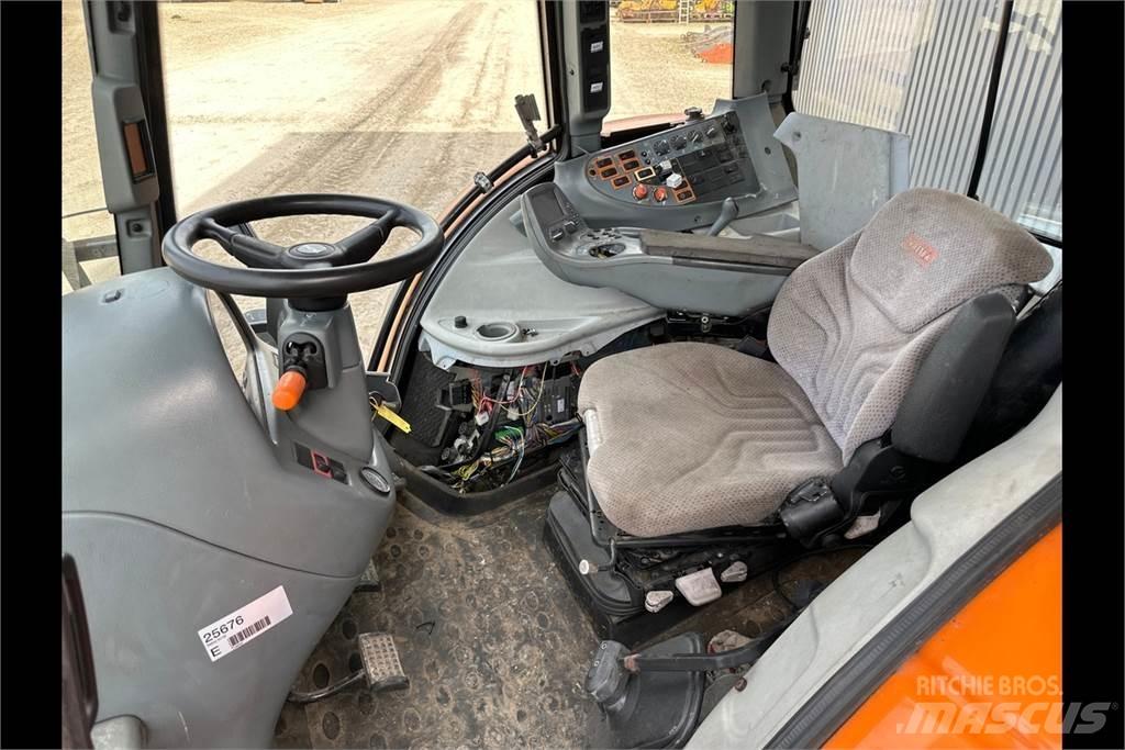Valtra N142 Traktory