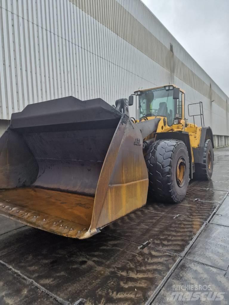 Volvo L 220 F Kolové nakladače
