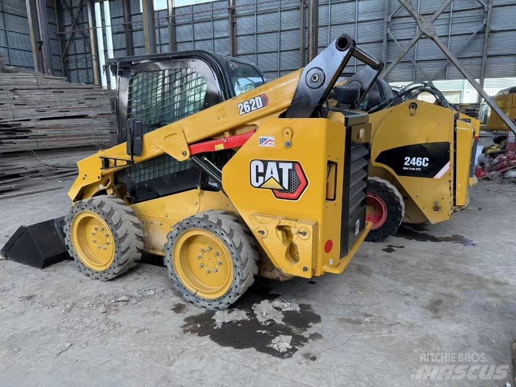 CAT 246C and 262D Smykem řízené nakladače