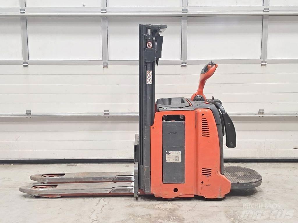 Linde D12 AP Ručně vedené vysokozdvižné vozíky
