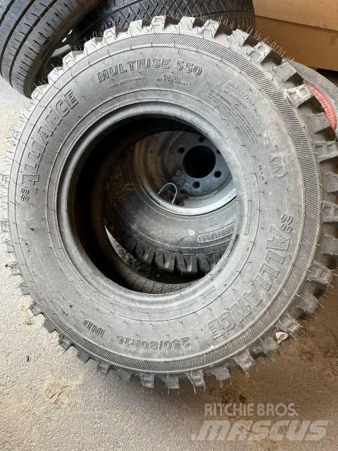 Alliance 550 Pneumatiky, kola a ráfky