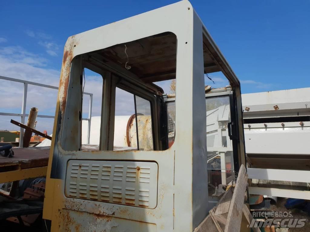 CAT 320B ali 320 Kabiny a interiér