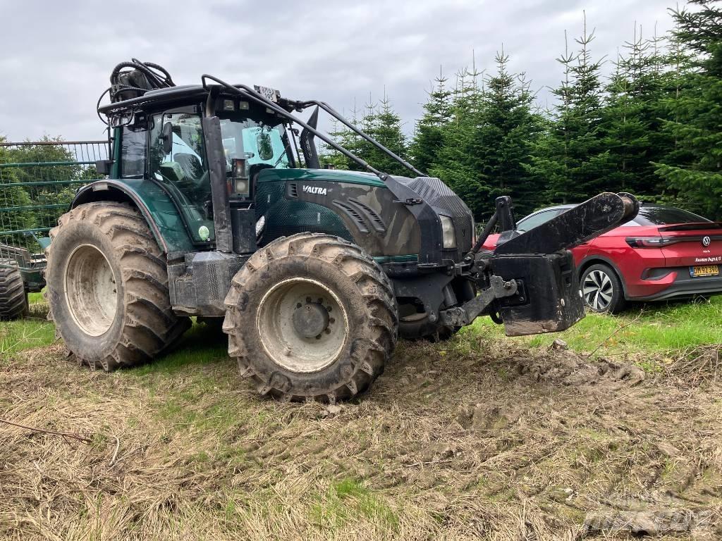 Valtra T 213 V Lesní traktory