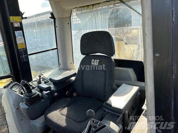 CAT 963D - Speciální bagry