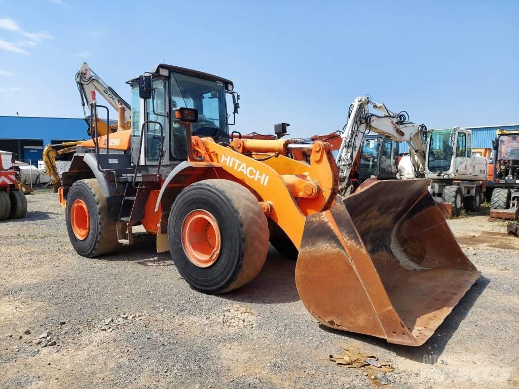 Hitachi ZW250 Kolové nakladače