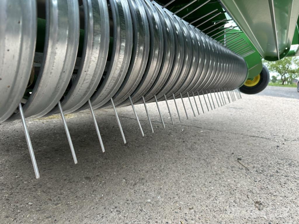 John Deere V461M Lis na válcové balíky