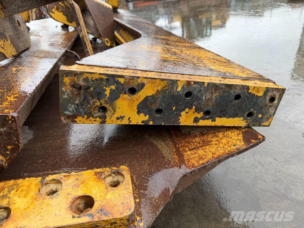 CAT 730 Zadní dveře