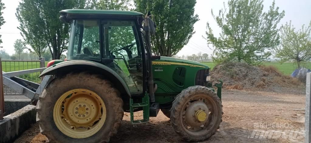 John Deere 5820 Traktory