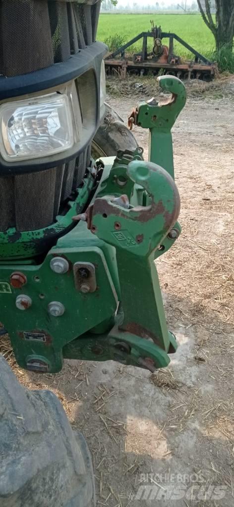 John Deere 5820 Traktory