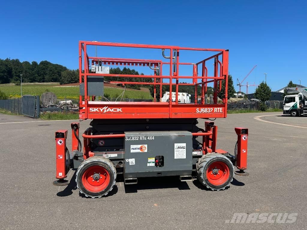 SkyJack SJ 6832 RTE Nůžková zvedací plošina