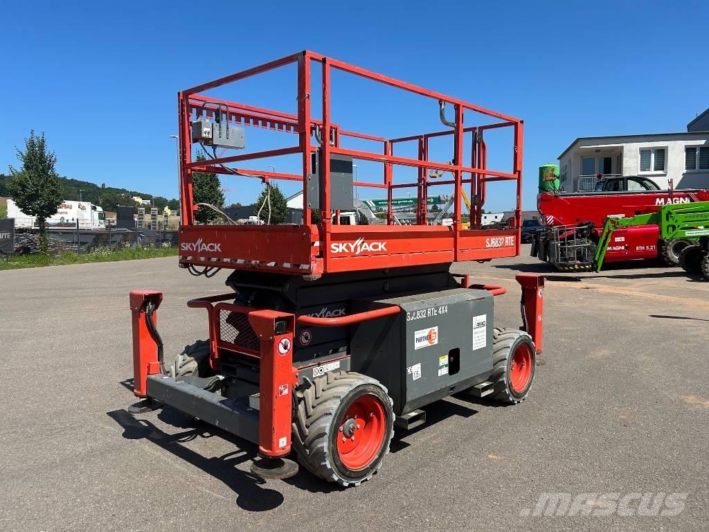 SkyJack SJ 6832 RTE Nůžková zvedací plošina