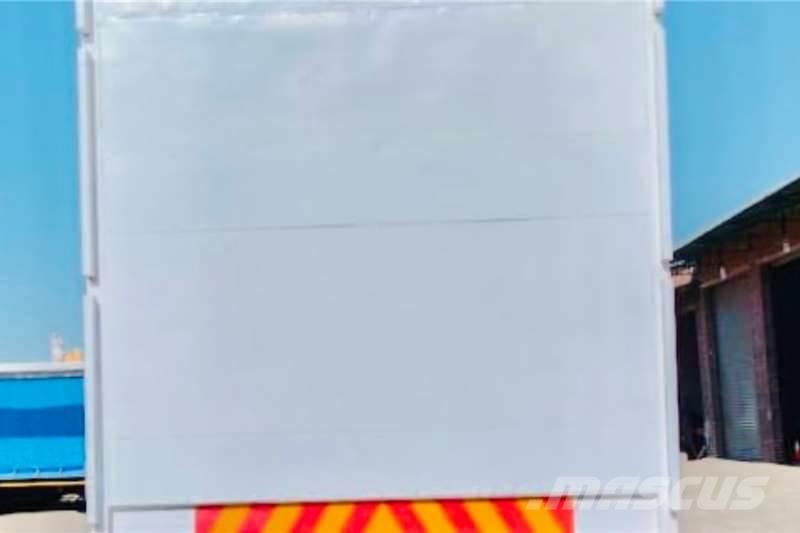  Custom Curtainside Další přívěsy