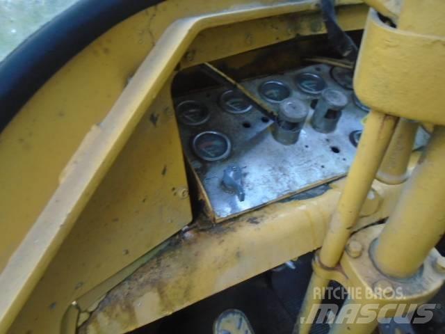 CAT 966 Kolové nakladače