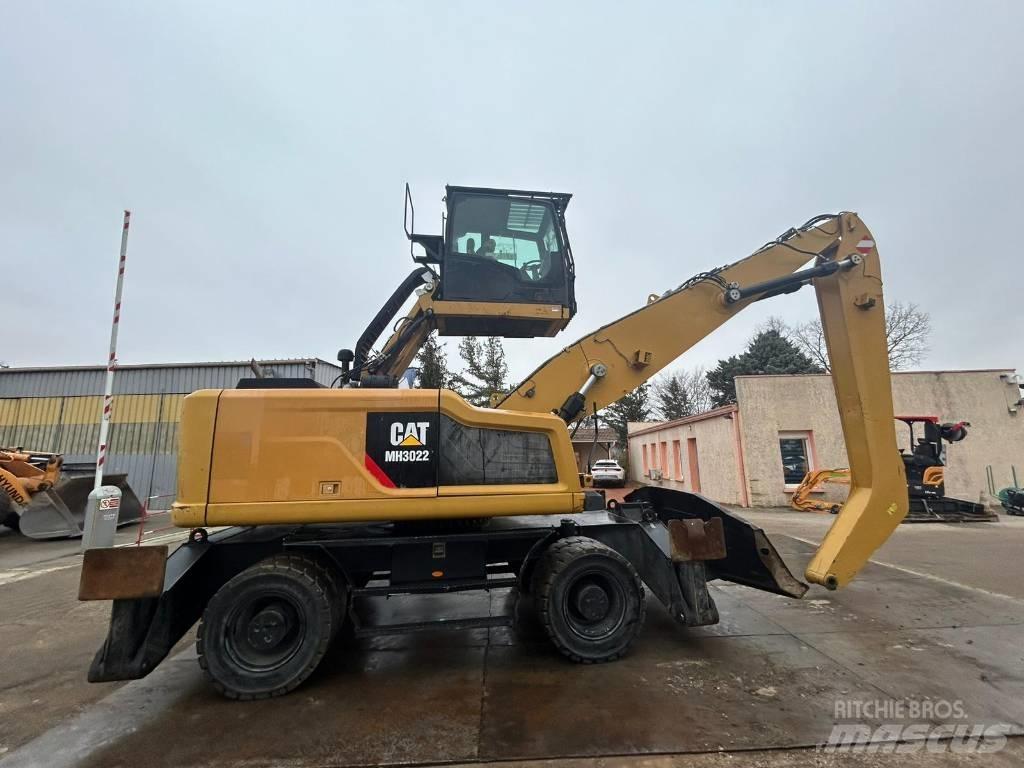 CAT MH3022 Kolová rýpadla