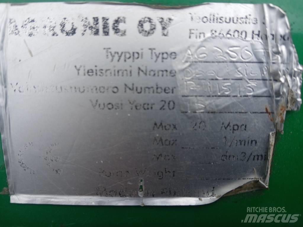 Agronic 250Ts Drtiče a řezače balíků