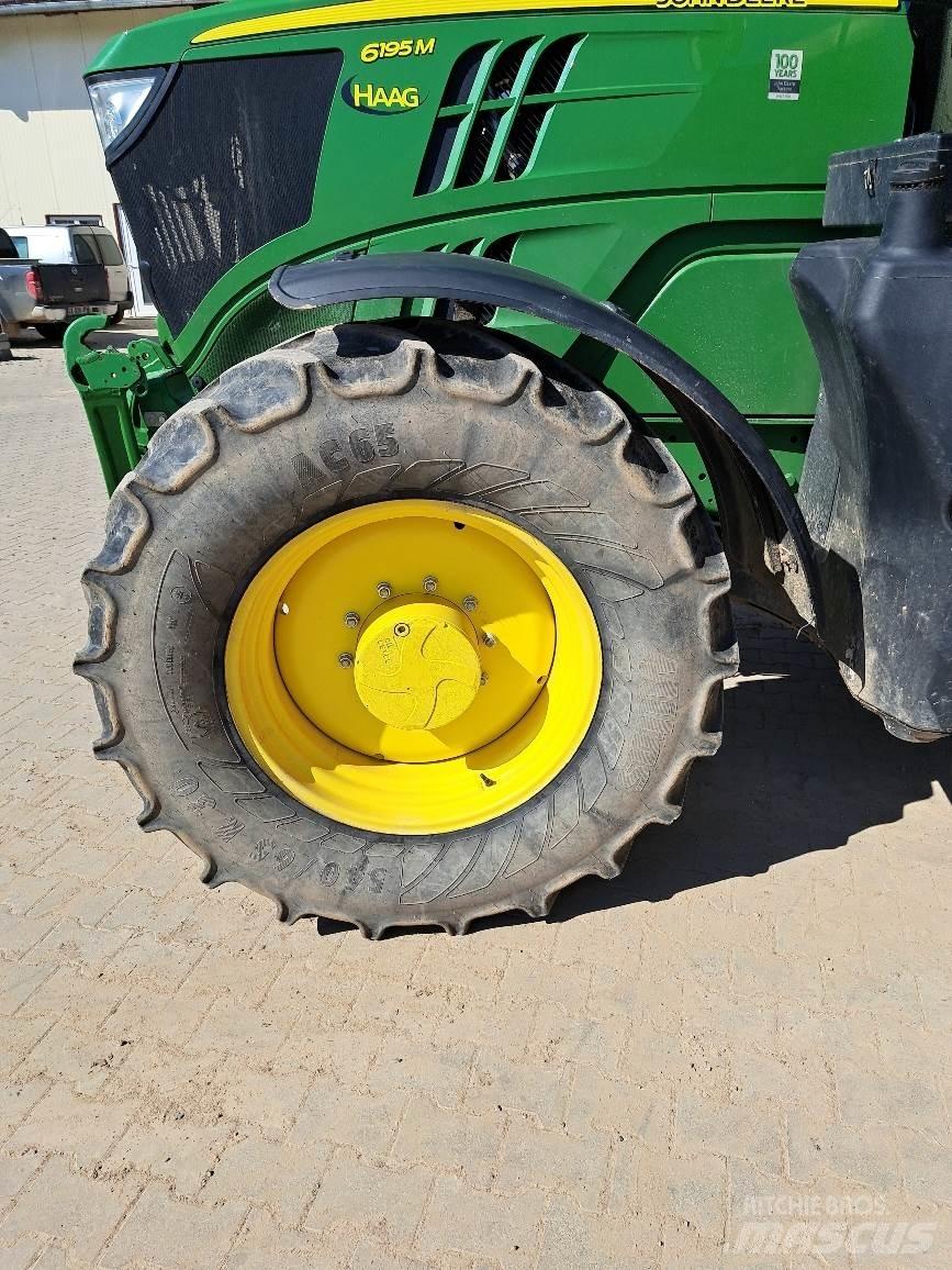 John Deere 6195M Traktory