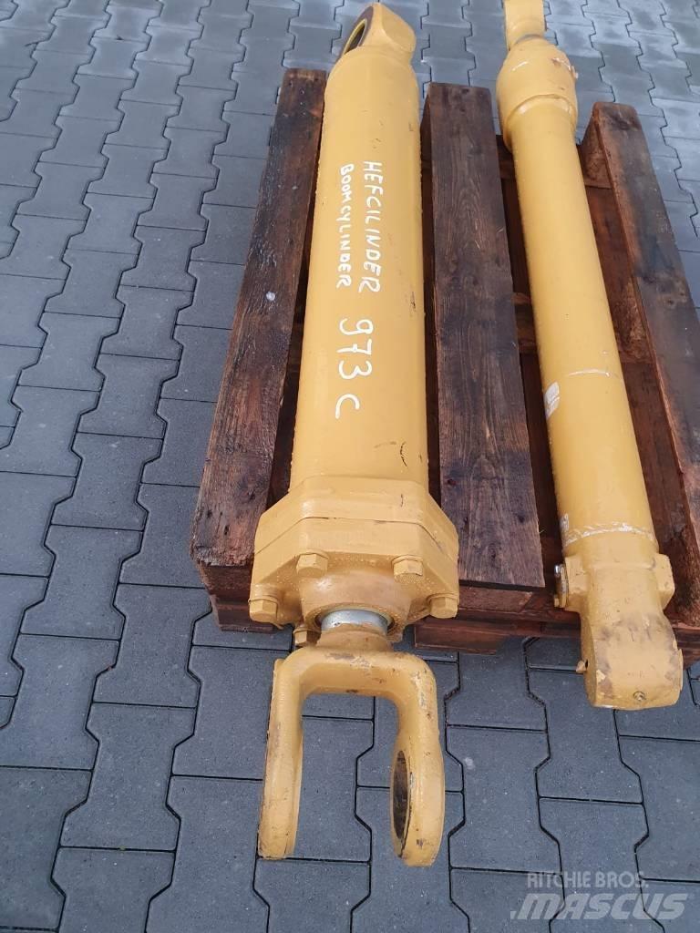 CAT 973 C Nápravy