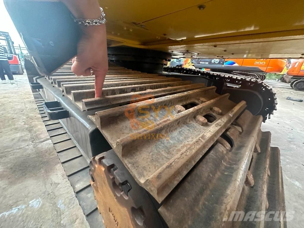 Komatsu PC 220-8 Pásová rýpadla
