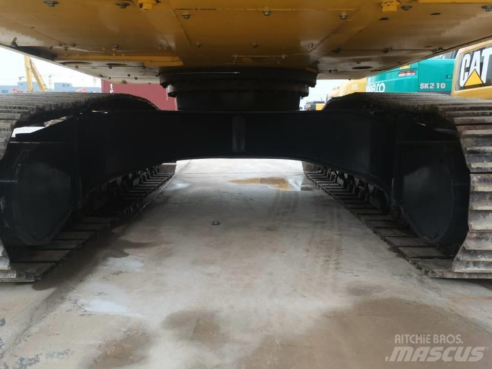Komatsu PC 220-8 Pásová rýpadla