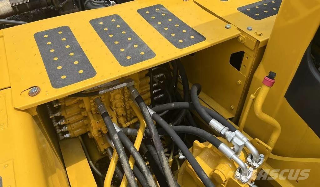 Komatsu PC200-7 Pásová rýpadla